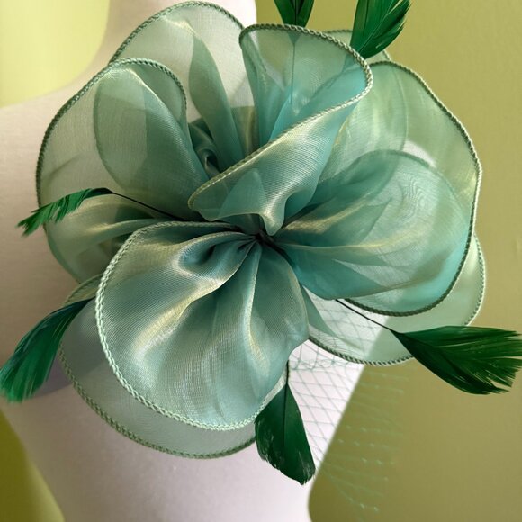 Green Mesh Feather Fascinator Hat Tea Party Derby Wedding Veil - Picture 2 of 4